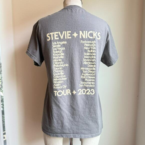 Stevie Nicks 2023 Tour Graphic Tee Gray Gildan Size S - Picture 4 of 5